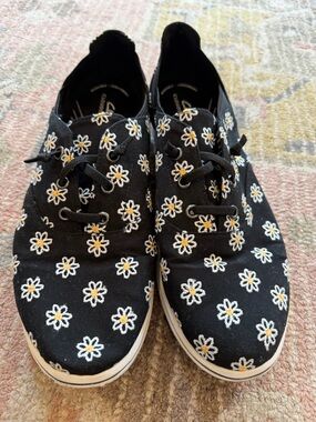Clark’s women’s cloudsteppers Black Canvas Daisy Embroidered Sneakers size 9.5.